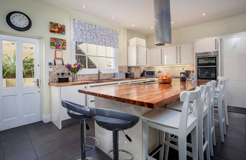 Scarborough House | Elegant Townhouse, Sleeps 12, Close beach/town, 4 bath/showers, Sky Sports