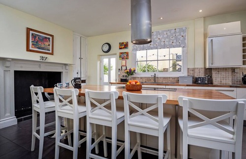 Scarborough House | Elegant Townhouse, Sleeps 12, Close beach/town, 4 bath/showers, Sky Sports