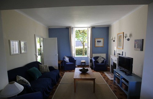 Rille House | Elegant Traditional Merchant's House, With 4br Sleeps 10 Near The Loire Chateaux