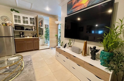 Country Walk Apartment | Elegant Tranquil Restful Oasis with Pure Serenity Pool and Garden