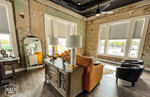 Denison Apartment | Elegant two bedroom/one bath loft, location on the second floor of Katy Depot.
