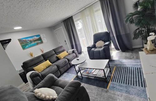 Forest Lawn House | Elegant upper unit bungalow - 10 mn from downtown