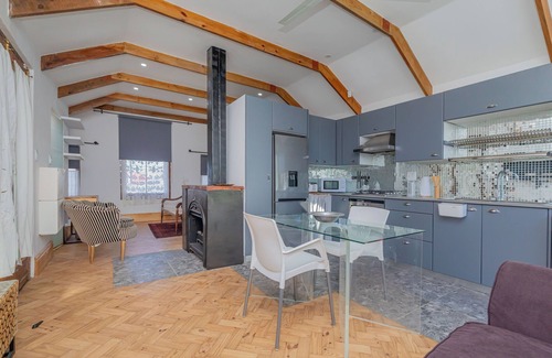 Observatory Apartment | Elegant Urban Chic - Central - Self-contained