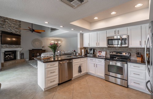 Sunset Ridge House | Elegant Vacation Dream Home w/Backyard Paradise!
