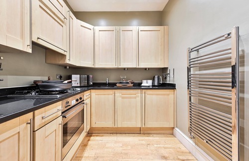 Redcliffe Apartment | Elegant Victorian Flat Near Chelsea Embankment