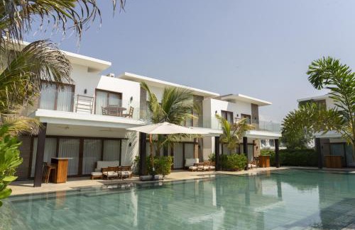 Monterrico Villa | Elegant Villa with Poolfront View