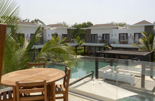 Monterrico Villa | Elegant Villa with Poolfront View