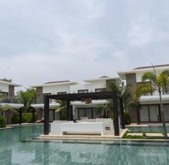 Monterrico Villa | Elegant Villa with Poolfront View