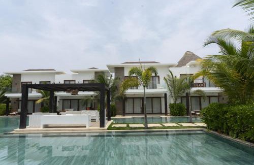 Monterrico Villa | Elegant Villa with Poolfront View