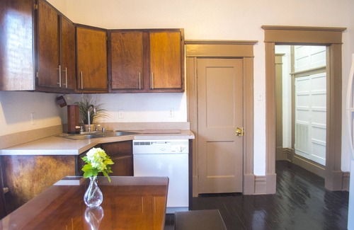 Old East Dallas Apartment | Elegant Vintage-Style Apartment within a Historical Building