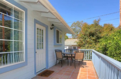 Oak Park House | Elegant. Walk Downtown. King Bed. Bikes! Skylight!