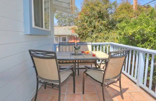Oak Park House | Elegant. Walk Downtown. King Bed. Bikes! Skylight!
