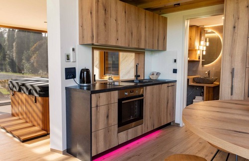 Sencur House | Elegant Warm Bliss Hideaway Escape Lodge - Holiday Home with Hot-Tub and Sauna