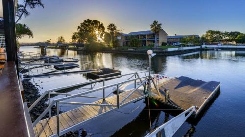Bongaree House | Elegant Waterfront Gem where the Ocean meets the Canal!