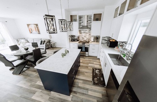 North Hollywood House | ELEGANT, WELL-APPOINTED 3-BEDROOM HOME WITH PRIVATE HOT TUB BUILT IN 2020 (p26)