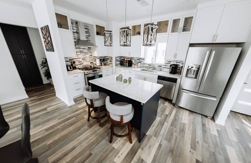 North Hollywood House | ELEGANT, WELL-APPOINTED 3-BEDROOM HOME WITH PRIVATE HOT TUB BUILT IN 2020 (p26)