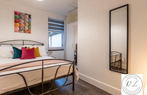 Wigston Apartment | Elegant Wigston Getaway - Modern Comfort & Free Parking