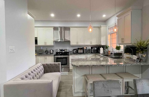Oakville House | Elegant Winter Retreat Getaway In Oakville Whole Townhome