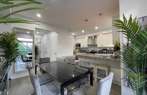 Oakville House | Elegant Winter Retreat Getaway In Oakville Whole Townhome