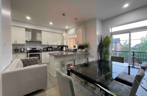 Oakville House | Elegant Winter Retreat Getaway In Oakville Whole Townhome