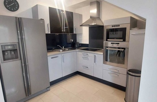 Shankill Apartment | Elegantly Refurbed 2BD in Shankill - 3km from Bray