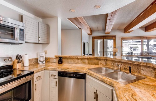 Crested Butte Condo | Elegantly Styled Plaza Condo - No Cleaning Fee! by RedAwning