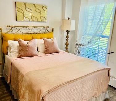 Astoria Heights Apartment | Eleni’s Charming Studio