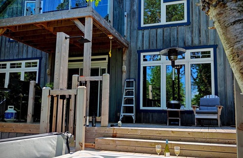 Tobermory Cottage | Elenriel Cottage - Waterfront Timberframe on Five Fathoms National Marine Park
