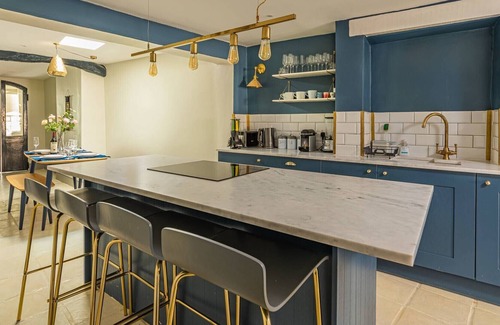 Tetbury House | ELEPHANT COTTAGE, family friendly, with open fire in Tetbury