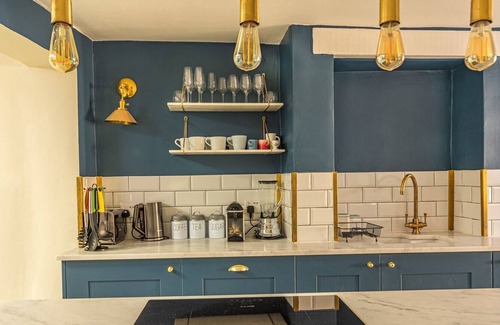 Tetbury House | ELEPHANT COTTAGE, family friendly, with open fire in Tetbury