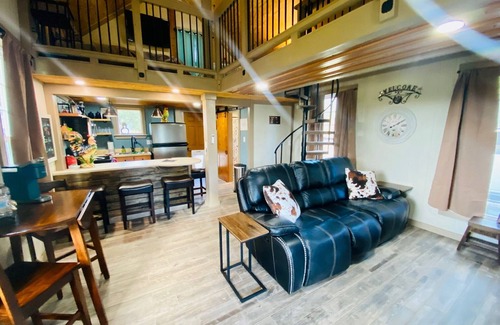 Harold Cottage | ELET Cottage, Horse Encounter - Farm Stay, Loft Cabin, 35 Mins to Beach