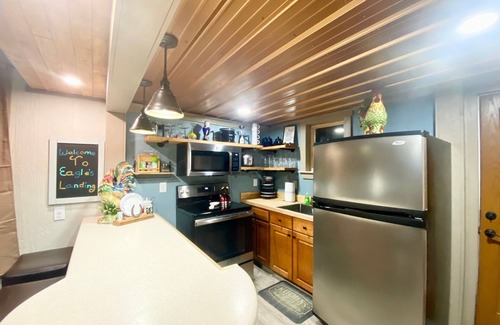 Harold Cottage | ELET Cottage, Horse Encounter - Farm Stay, Loft Cabin, 35 Mins to Beach