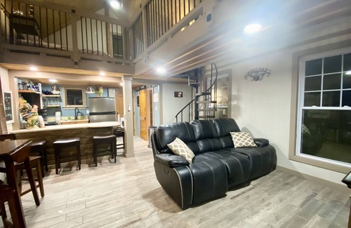 Harold Cottage | ELET Cottage, Horse Encounter - Farm Stay, Loft Cabin, 35 Mins to Beach