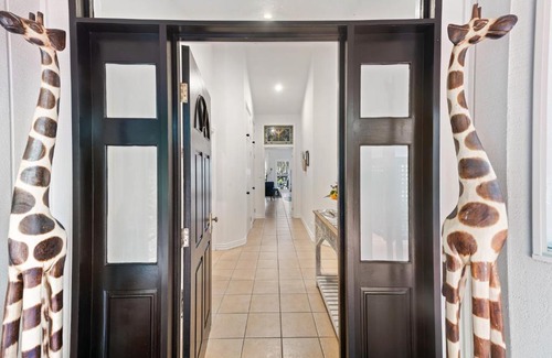 Montville House | ELEVATA VILLA Luxe Spa Jacuzzi - Wood Fire - Claw Bath - Pet Friendly