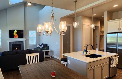 Loveland House | Elevated Elegance -> 1st-floor Master -> Super Hosts with Rave Reviews!