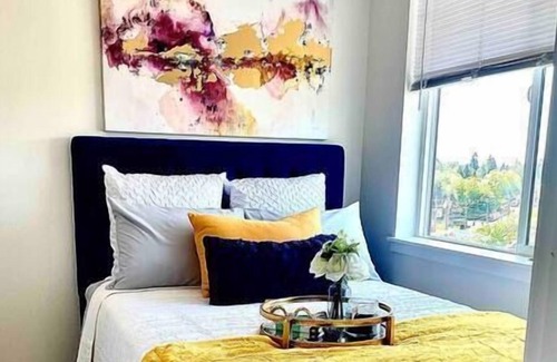 South Delridge Apartment | Elevated Elegance: Upscale Condo
