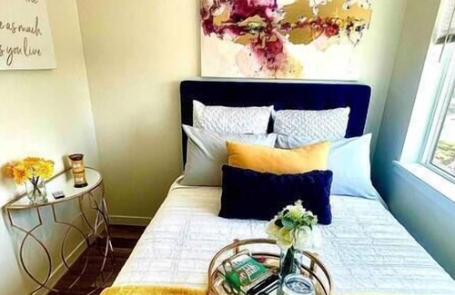 South Delridge Apartment | Elevated Elegance: Upscale Condo
