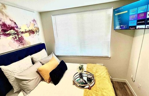 South Delridge Apartment | Elevated Elegance: Upscale Condo