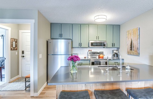 Fraser Condo | Elevated Fraser Condo w/Mountain View & Amenities