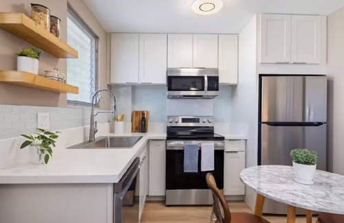 McCully - Moiliili Apartment | Elevated Honolulu Sanctuary Renovated w/Aircon