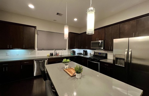 East Downtown Houston House | Elevated Living HTOWN SUITES Spacious East Downtown