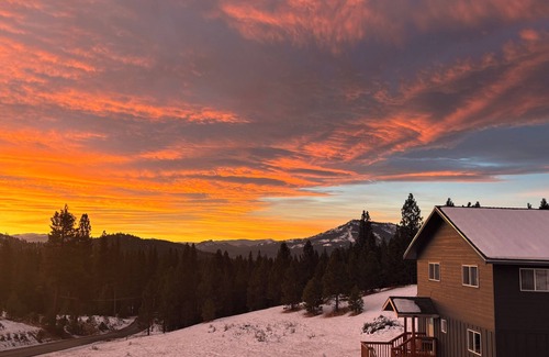 Beckwourth House | Elevated lost Sierra home with beautiful sunsets, close to lake Davis.