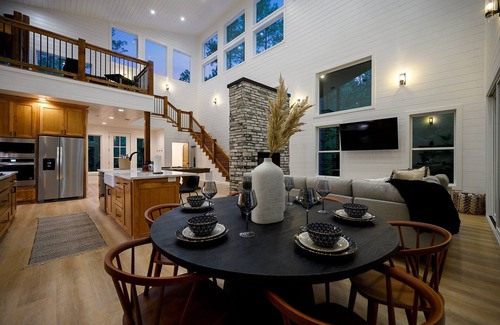 Broken Bow Cabin | Elevated Oasis- Brand new 3 bed/3.5 bath with high-end amenities! Sleeps 10