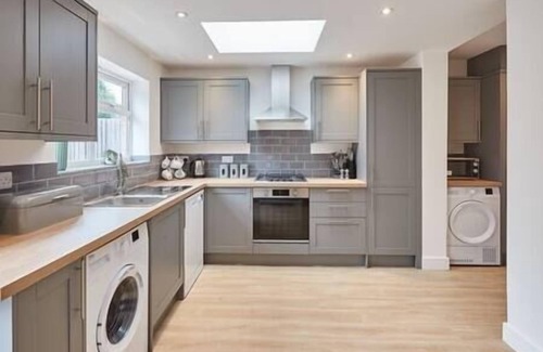 Cambridge House | Elfleda Stay | Modern 5 bedroom house