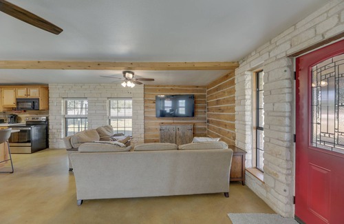 Elgin Cabin | Elgin Retreat at Charming Country Cabin!