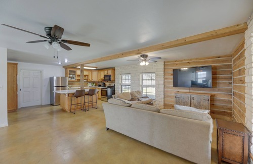 Elgin Cabin | Elgin Retreat at Charming Country Cabin!