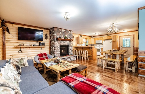 Baraboo Cabin | Elina’s Log Cabin, new on the market, steps from Devil’s Lake State Park.