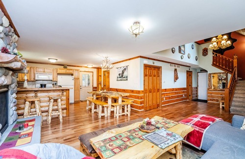 Baraboo Cabin | Elina’s Log Cabin, new on the market, steps from Devil’s Lake State Park.
