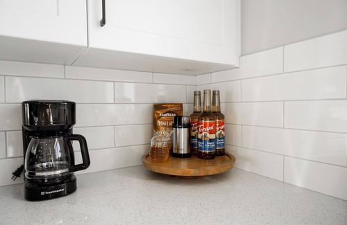 Calgary House | Elite 10-Bed Retreat - Hot Tub |AC| Fenced Yard | Parking | 2 Kitchens