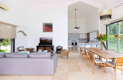 Playa Blanca Villa | Elite 2 story Villa 🏡 4 bdr + 4.5 bthr Patio lake Front/Beach club Access 🌅🏖️